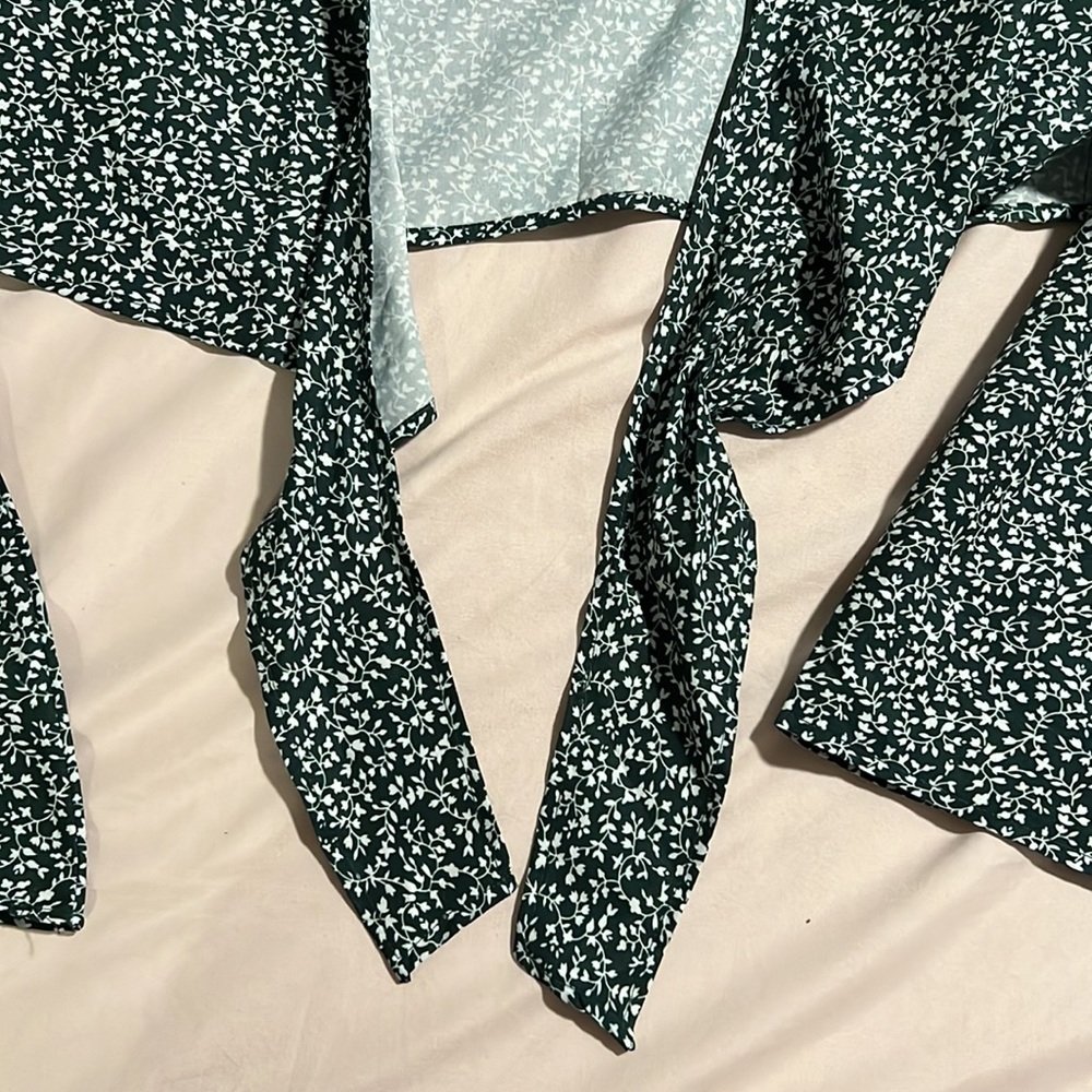 Shein long sleeve cropped blouse with an option to tie in the front. - Picture 5 of 5